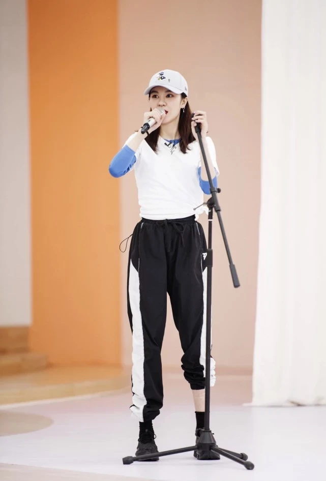 不想打安全牌，唱功与实力都在线，她的腿又出