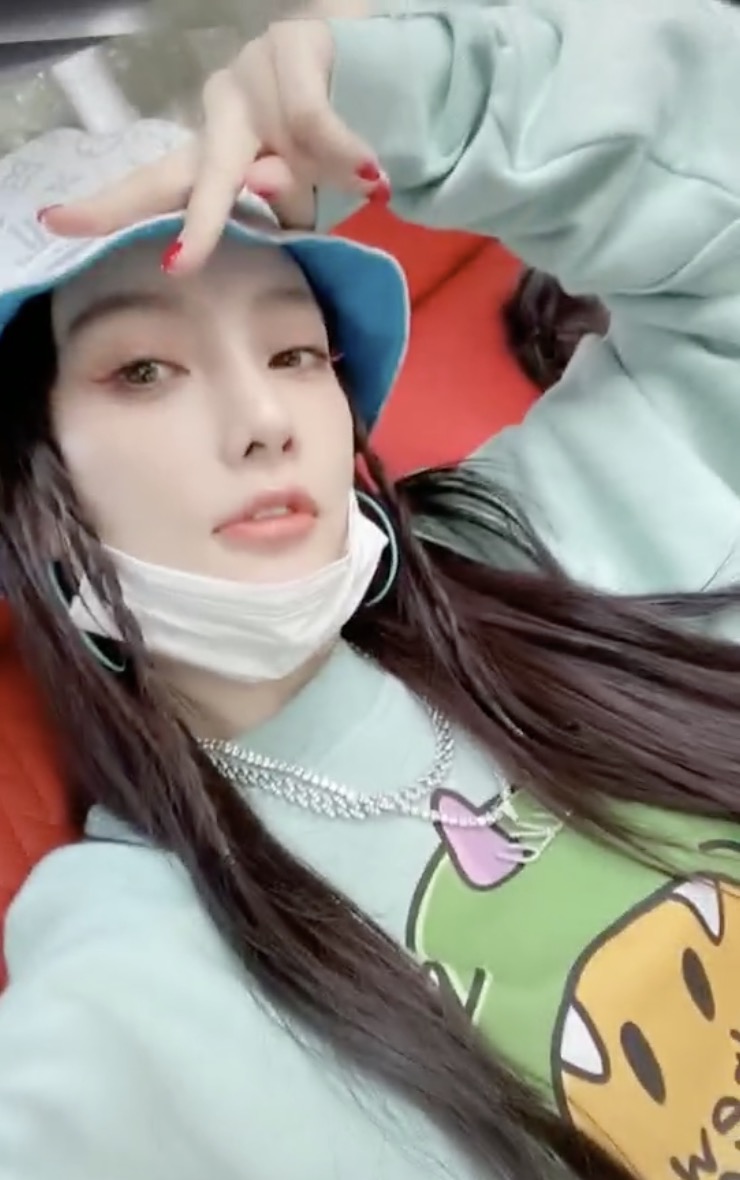 李小璐晒与甜馨日常，做蛋糕玩滑板很充实，穿国货彰显爱国情怀