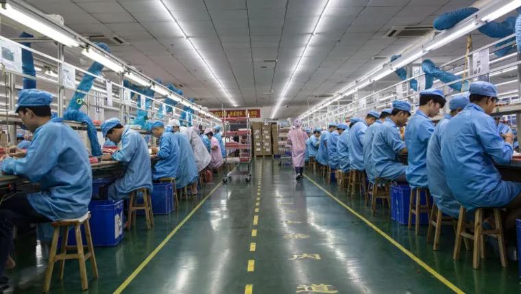 中国制造业遇困难，一线工人的工资被削减，导致大多数员工离职