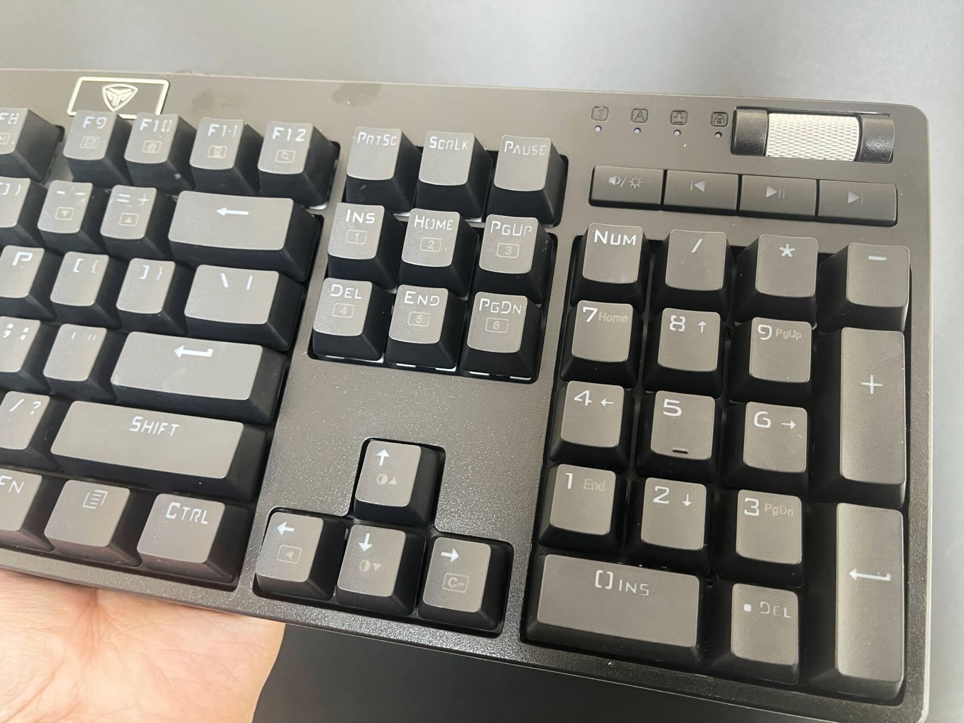 安静轻盈适合多场景使用超频三GI801黑曼巴红轴机械键盘评测