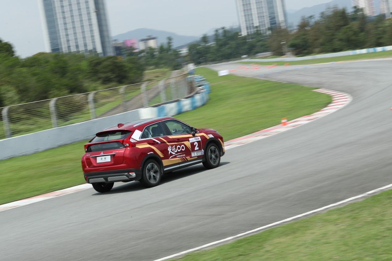 挑战极限运动，“种子选手”奕歌携超级驾控术