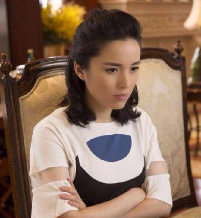 她是赵薇同学，因拍吻戏遭富豪老公抛弃离婚，二婚嫁靳东宠成公主