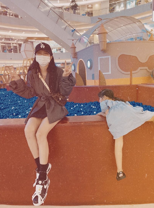 包贝尔一家三口过七夕，饺子与妈妈争宠投喂爸爸，温馨又欢乐