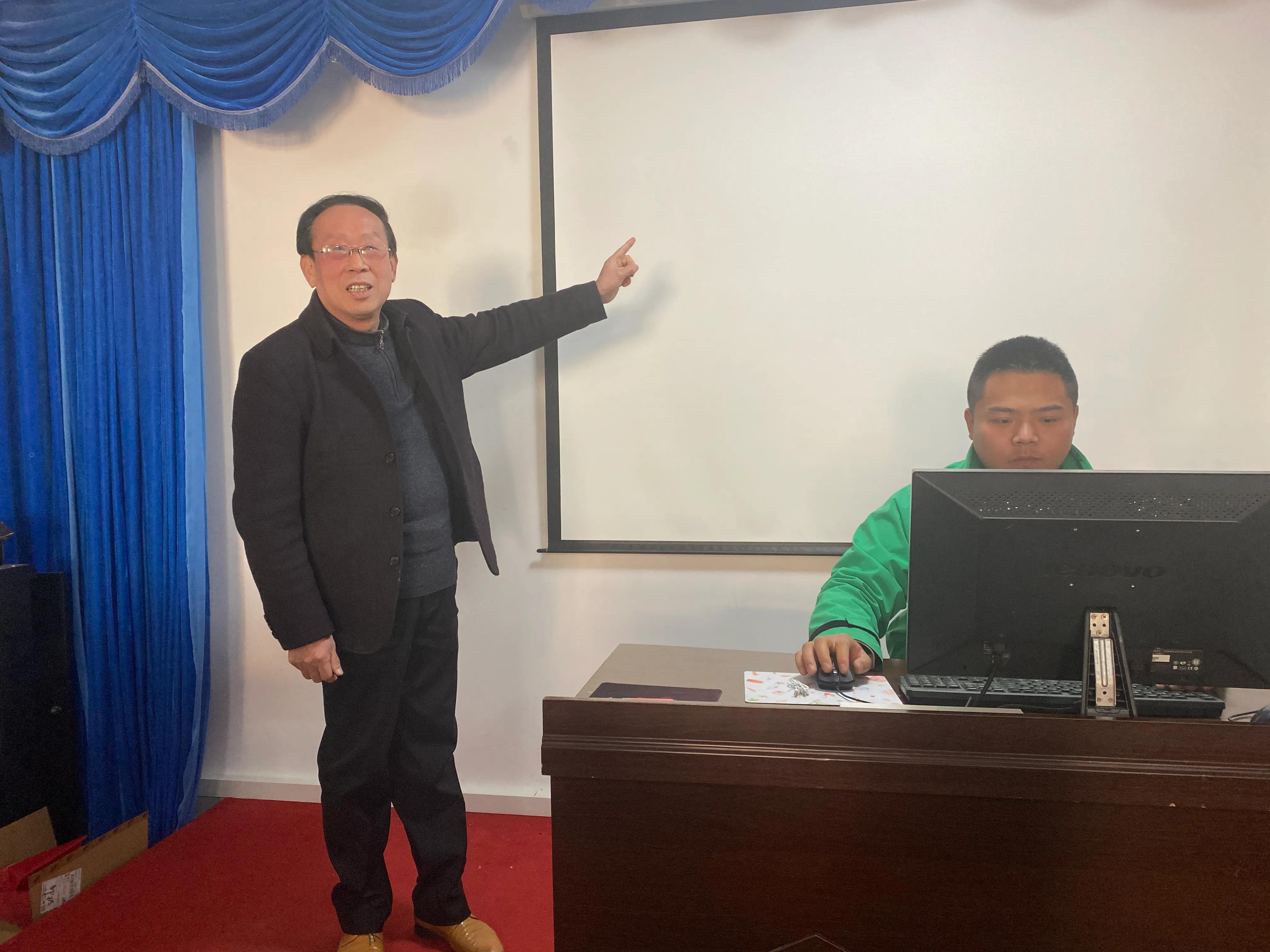 ÷�����Կຮ�� һ��������������ְҵ������ѵѧУ��չ��ʵ