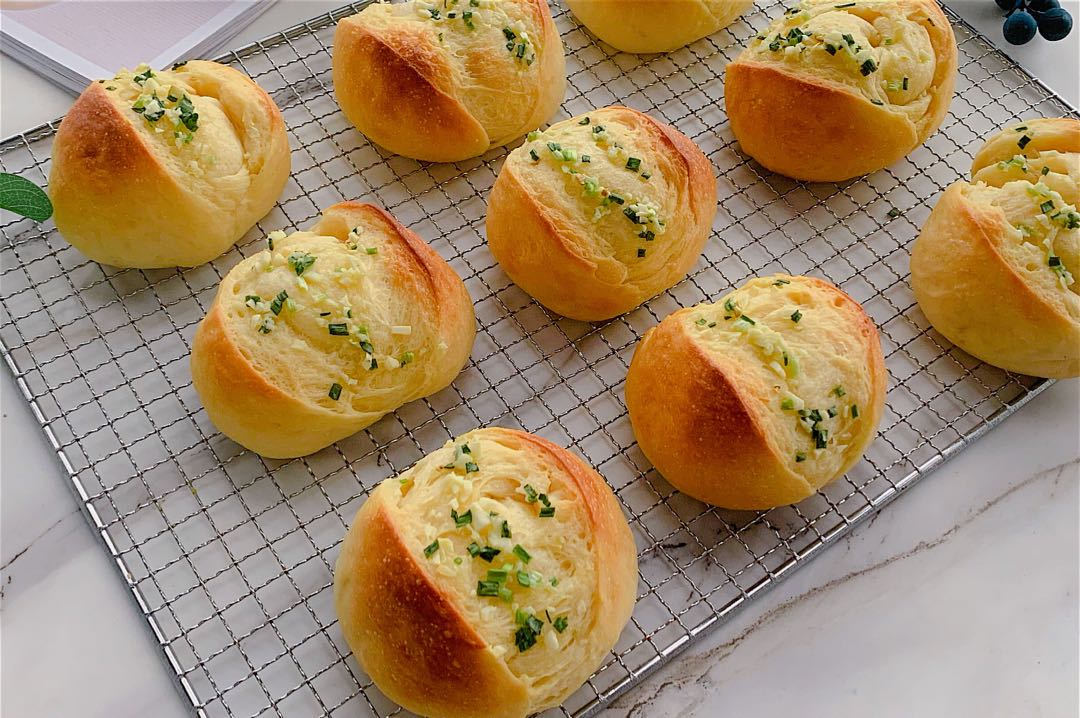 這麵包真獨特，蒜香濃郁鬆軟拉絲，吃一口就停不下來