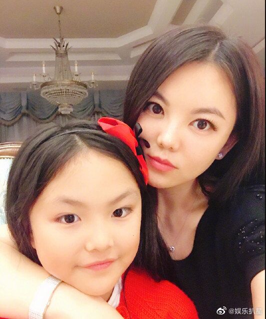 富养千金王诗龄竟然怒挂亲妈李湘的电话，直言只跟爸爸好