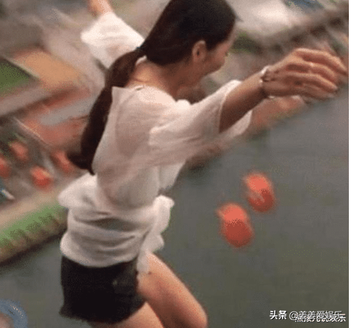 “蹦极女子”在网上火了，要跳时衣袖一直往下