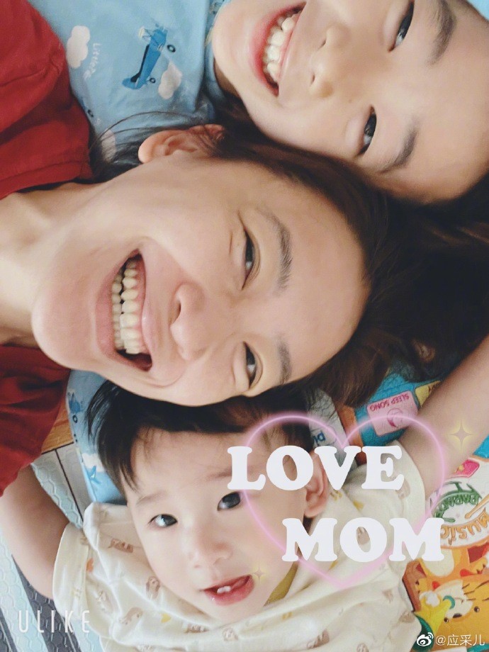 應采兒母子過母親節，小兒子眼睛有哥哥兩倍大，陳小春基因被打敗