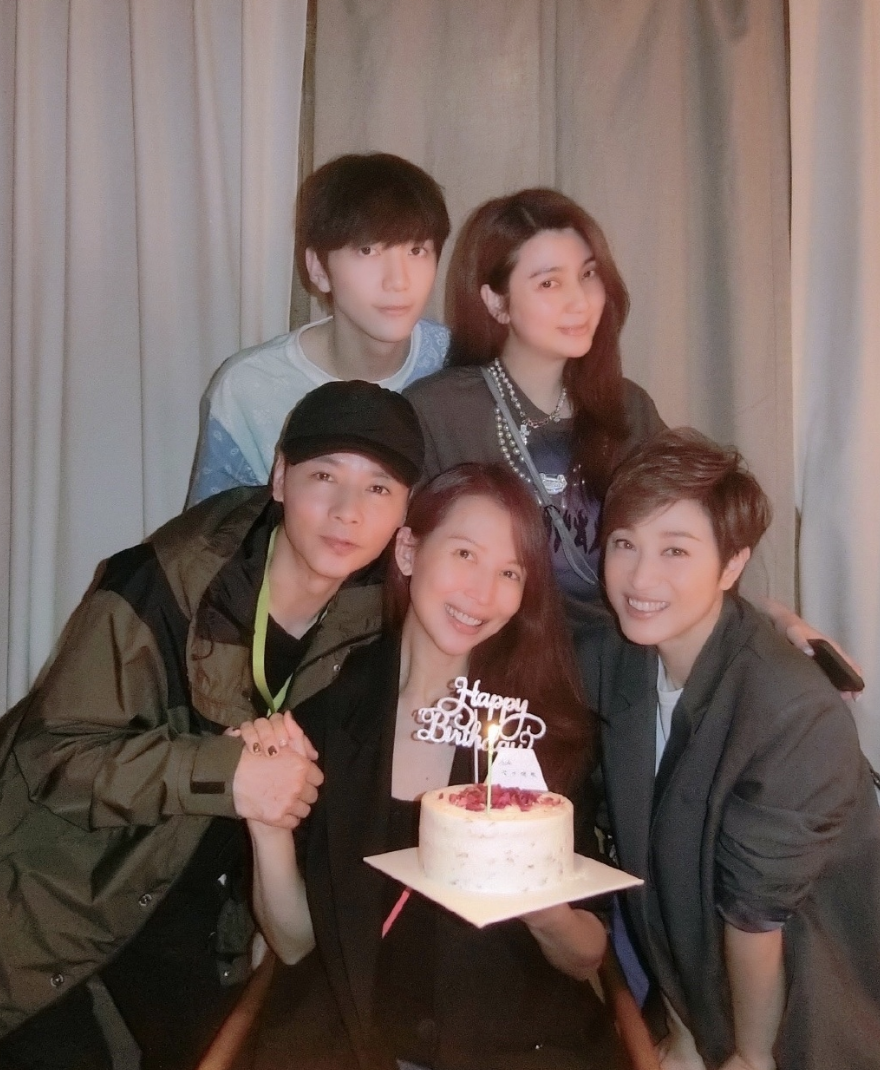 陈法蓉与洪欣母子为48岁蔡少芬庆生，张晋搂老婆入怀，甜蜜秀恩爱