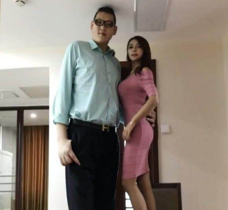 她曾是“最美潘金莲”，一婚嫁给1米的侏儒男，二婚选了2米巨男