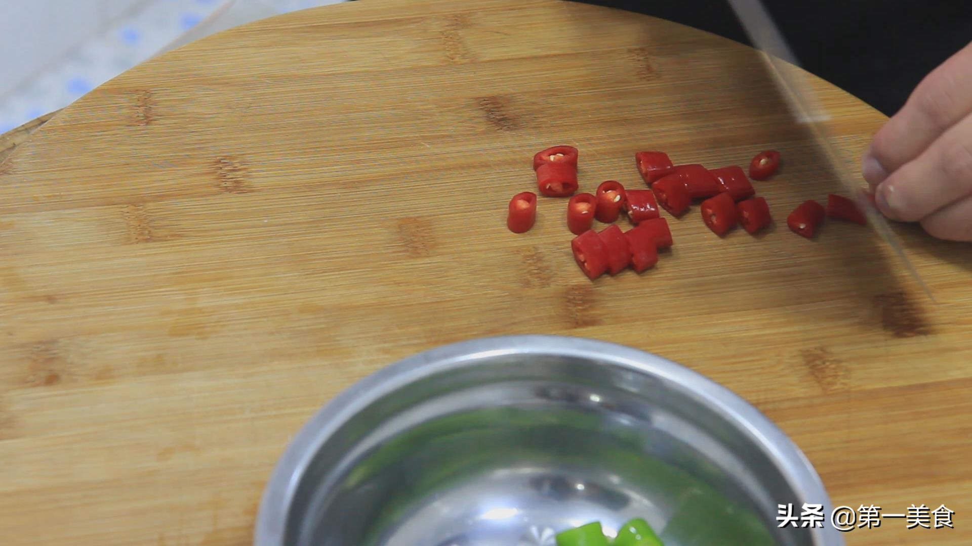 图片[6]-鲜美可口的红烧可乐虾就做好了。 <img alt="创意新菜“红烧可乐-起舞食谱网