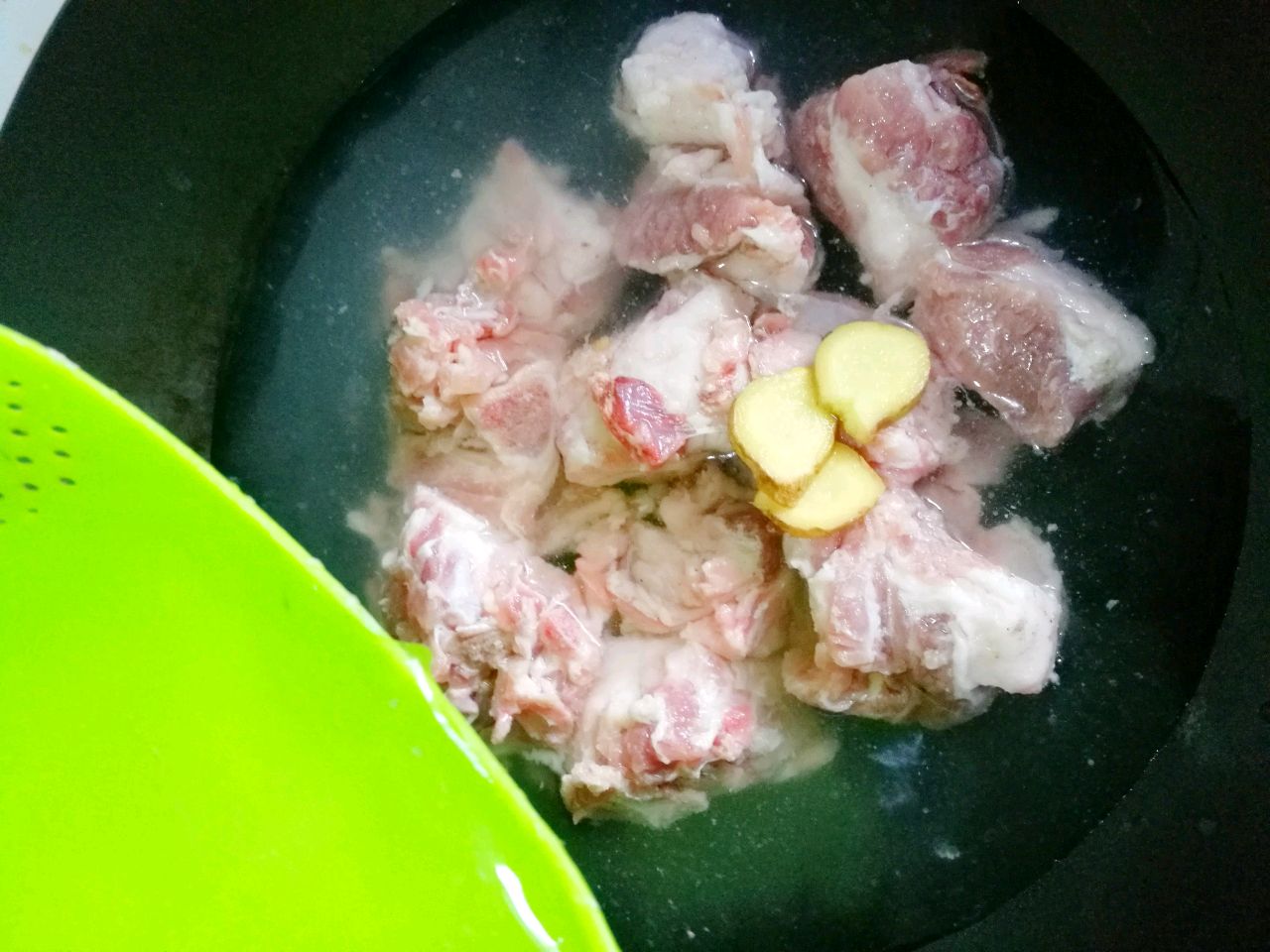 蓮藕可以養顏美容，延緩衰老，和排骨一起熬湯，味道非常鮮美