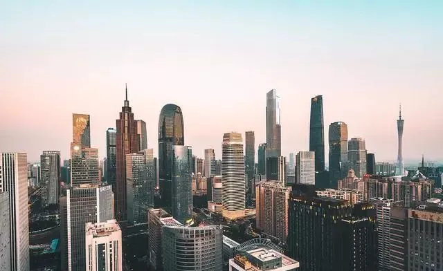 别被“万人摇号盘”的场面洗脑了，楼市真有那