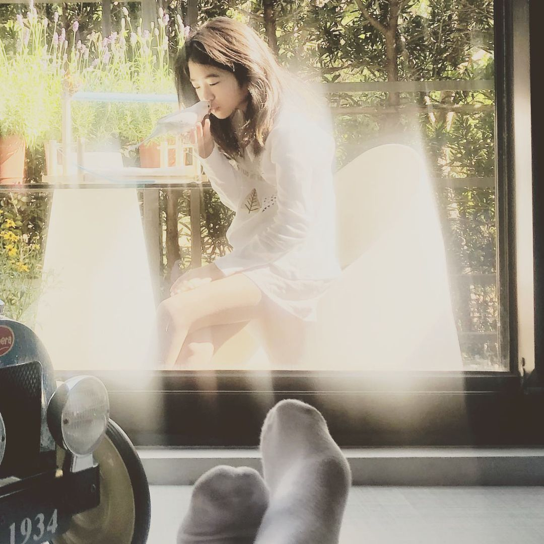 曹格女兒長大變女神！ 穿白衣短裙露小鳥腿，氣質溫柔被讚仙女下凡