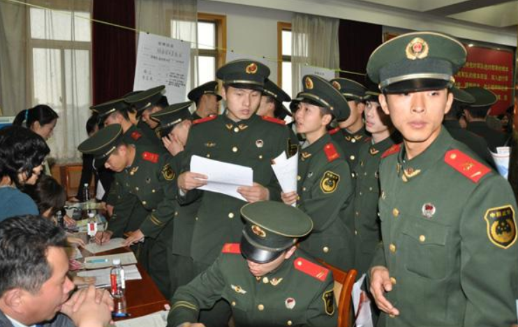 现在当两年义务兵能领多少退伍费?如果转