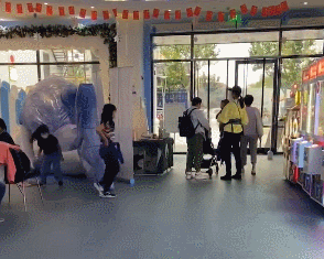 蔡少芬带三个孩子逛街被偶遇，不见张晋在身边，两位保姆贴身跟随