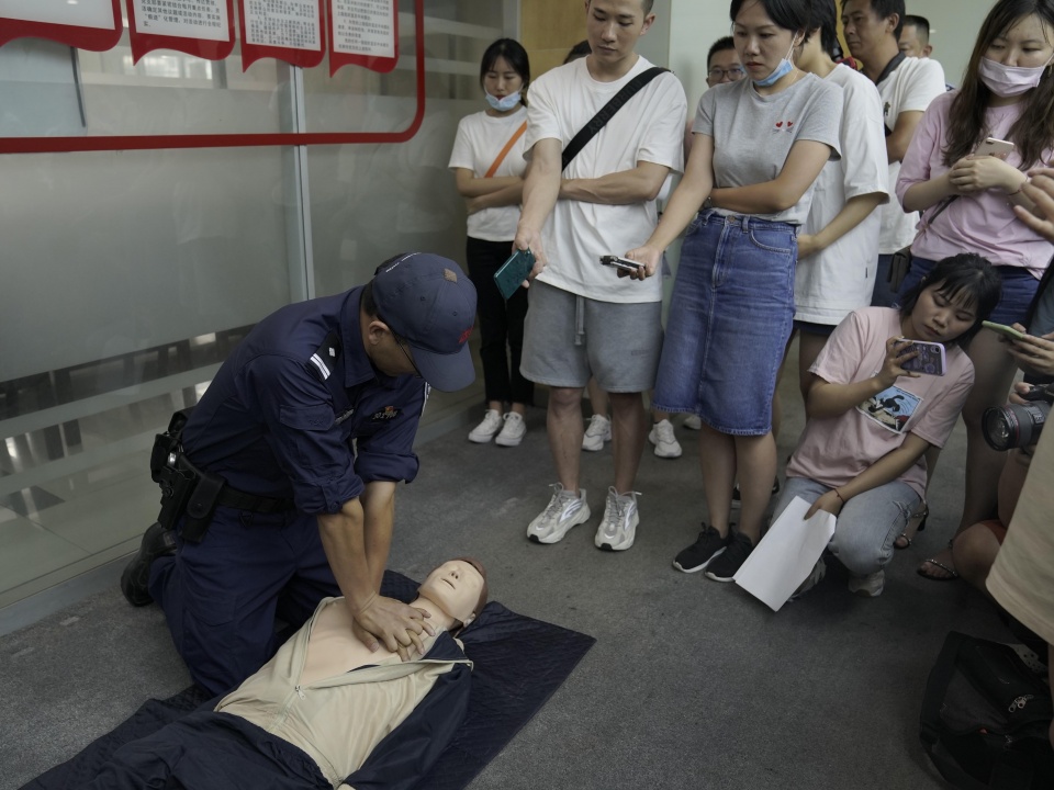 重庆|“溺水男子”王先生康复出院 他带着全家上门感谢救人民警