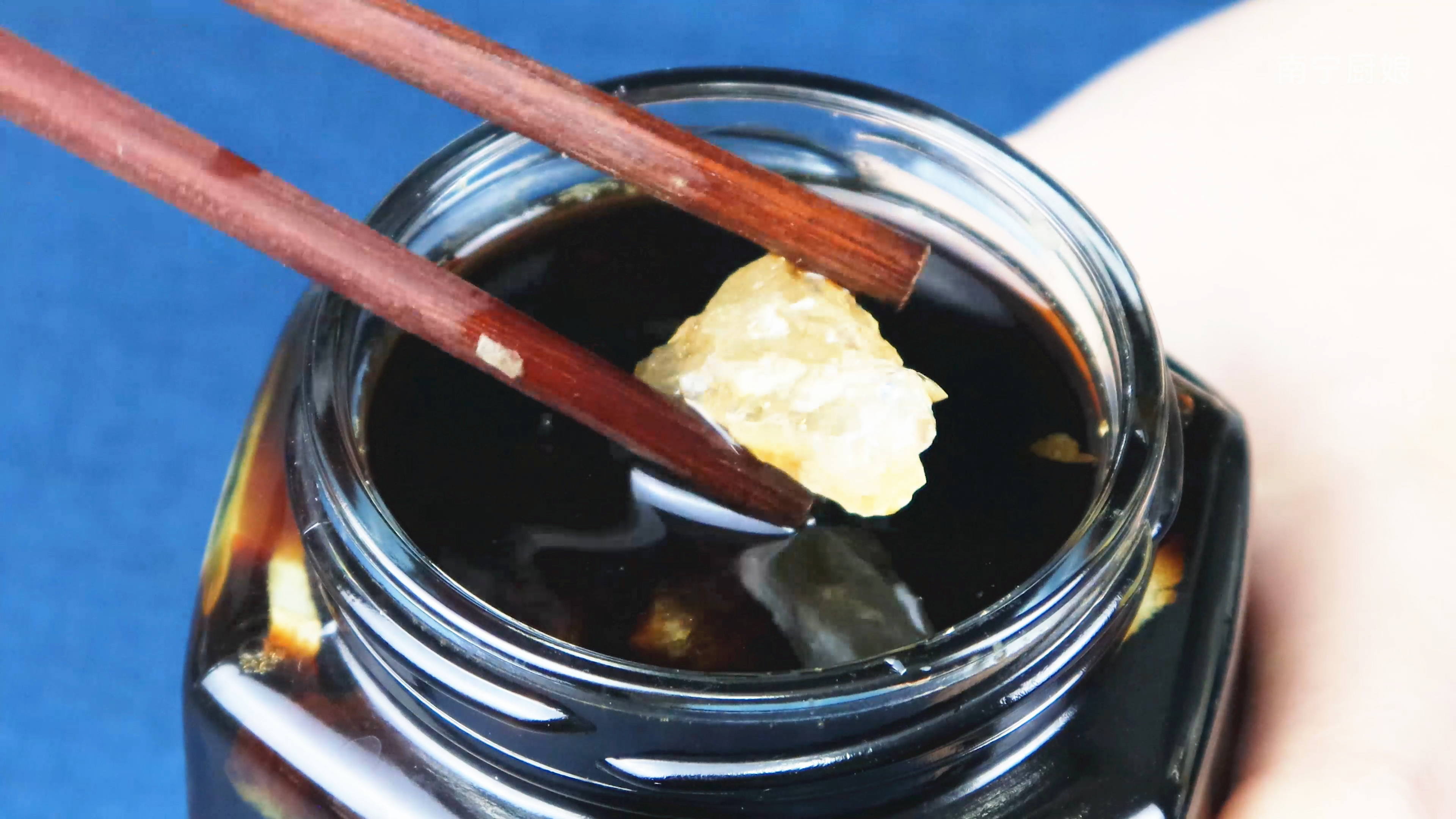 把生薑放鍋裡蒸一蒸，效果花錢都難買，爺爺悄悄告訴我，長見識了