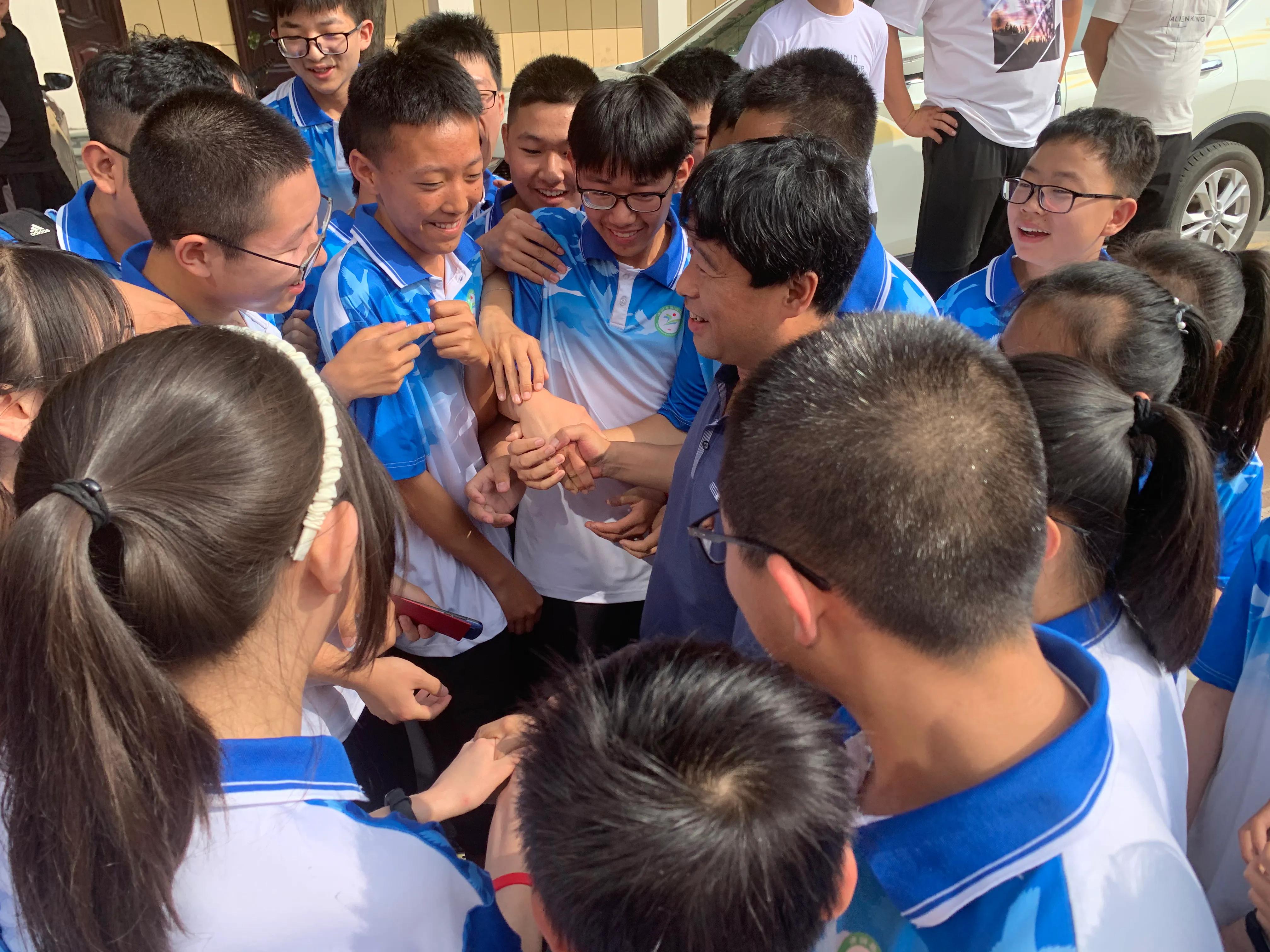 清澗縣昆山中學(xué)舉行2021屆畢業(yè)典禮(圖1) 清澗縣昆山中學(xué)舉行2021屆畢業(yè)典禮(圖1)