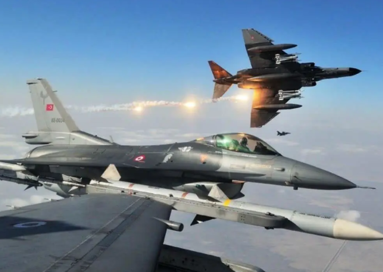 俄军动手了！多架战机空袭土联军基地，库尔德