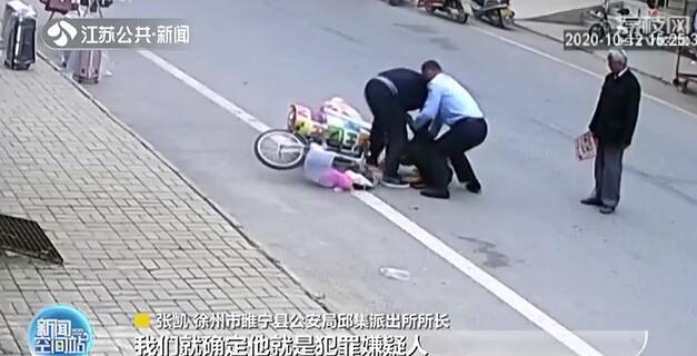 派出所所长当街确认眼神直呼真名！在逃凶犯下意识就应了&hellip;