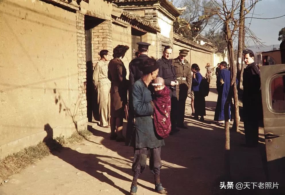 1945年的云南昆明彩照，金马牌坊门楼热闹的街市
