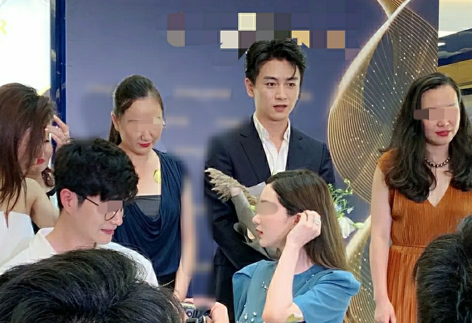 陈晓参加活动站c位，脸变圆润下颚线消失，手上不见婚戒？