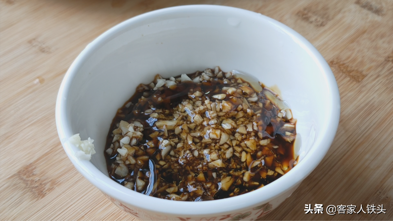 花甲这样做比炒的更好吃，加1把金针菇，6分钟出锅，吃完想舔盘