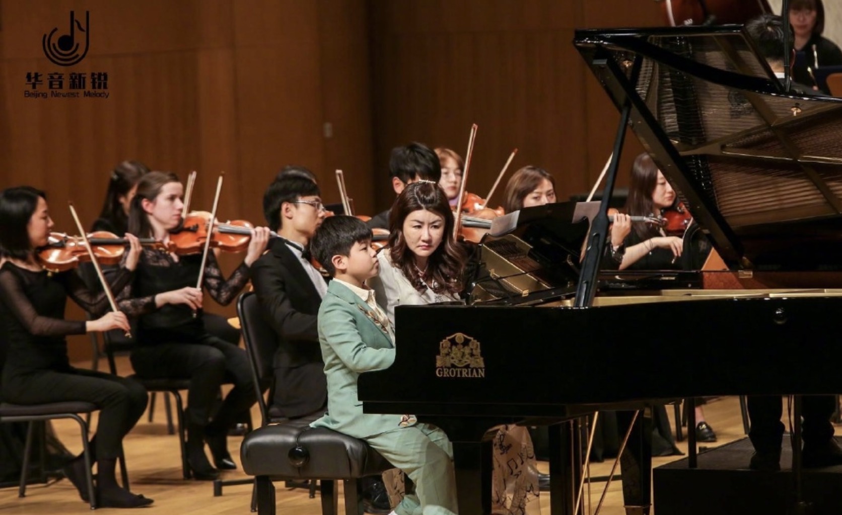 李小璐晒女儿钢琴演出花絮视频，甜馨安吉同框，男帅女靓超养眼