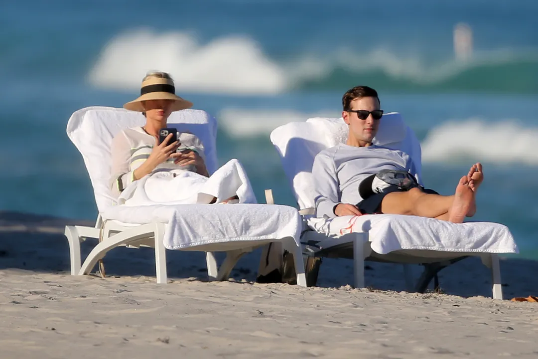 川普退休“妻离子散”？孤身曝再选总统，妻女