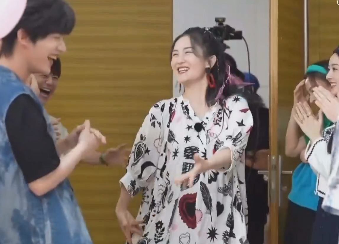 谢娜生二胎后正式复工，获赵丽颖捧场助威，与