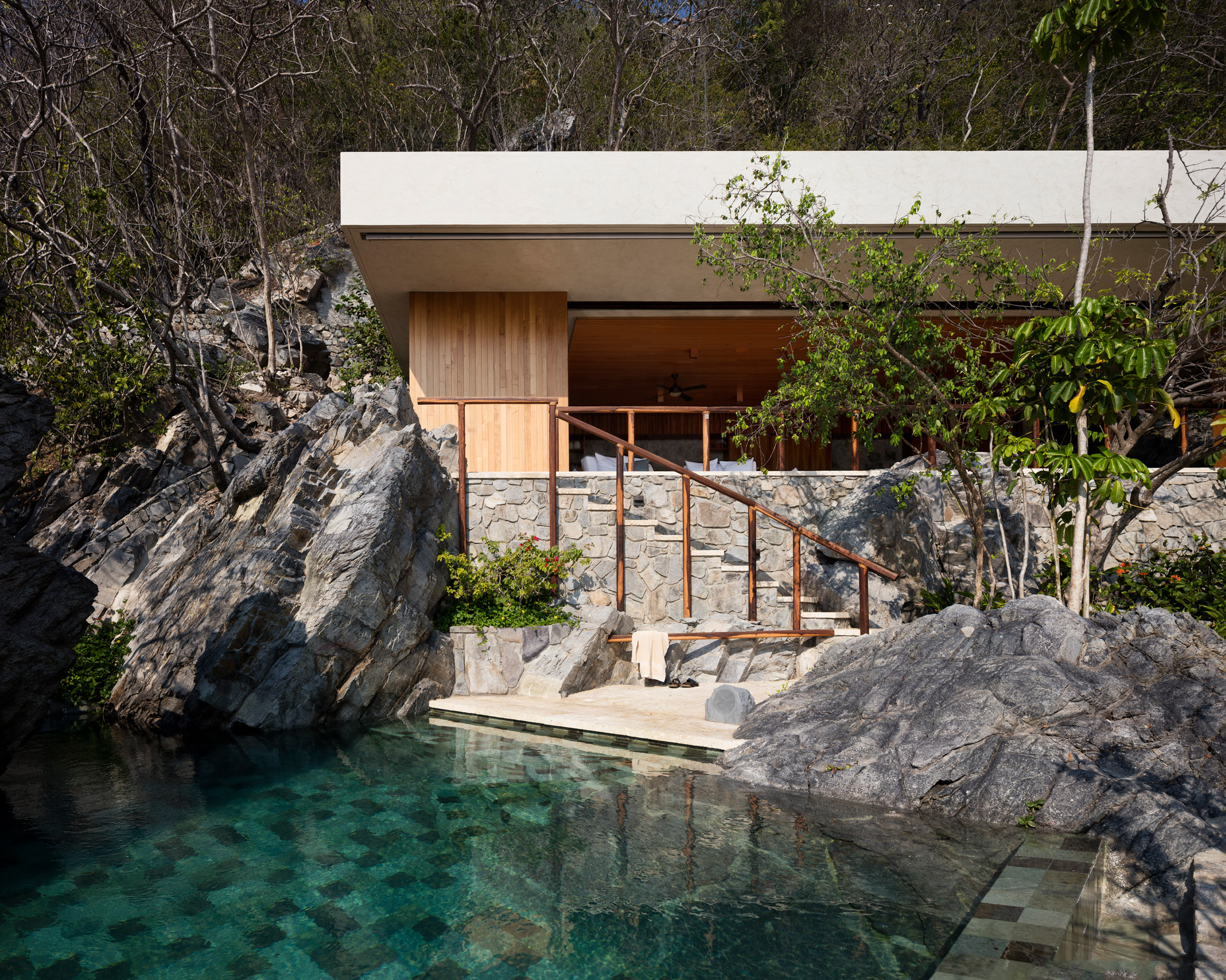 嵌在海滩峭壁上的度假小屋，天然礁石作泳池俯瞰太平洋