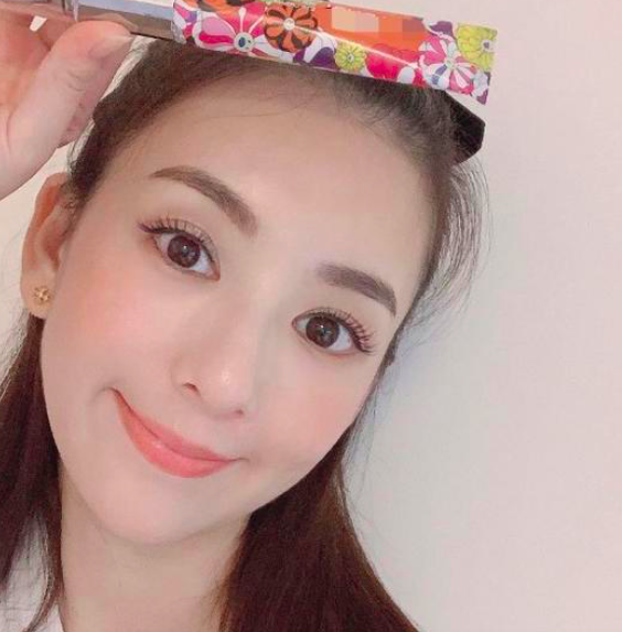 郭富城小女儿走甜美风，跟方媛逛商场穿纱裙，郭咏希牛仔裤配布鞋