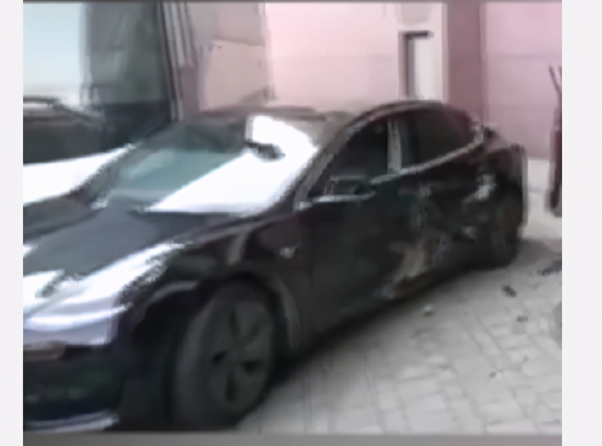 特斯拉失控冲进酒店大堂，30年驾龄司机喊冤：真