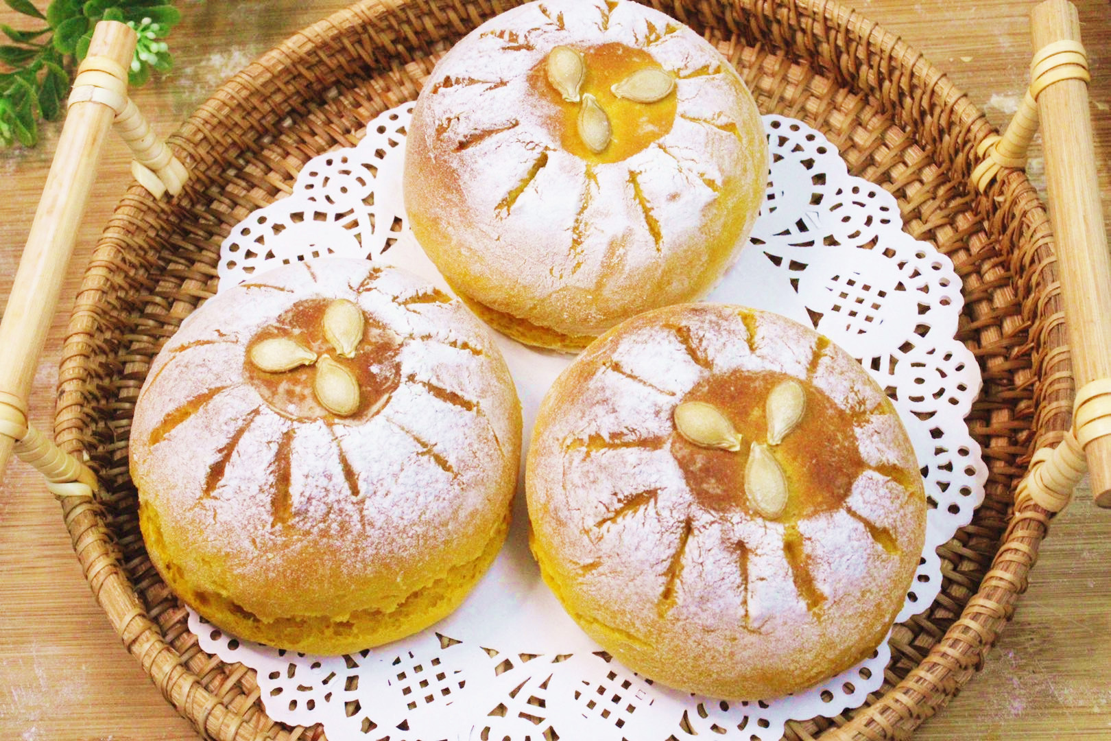 一块南瓜，一碗面粉，教您做超简单的南瓜炼乳欧包，美味还营养