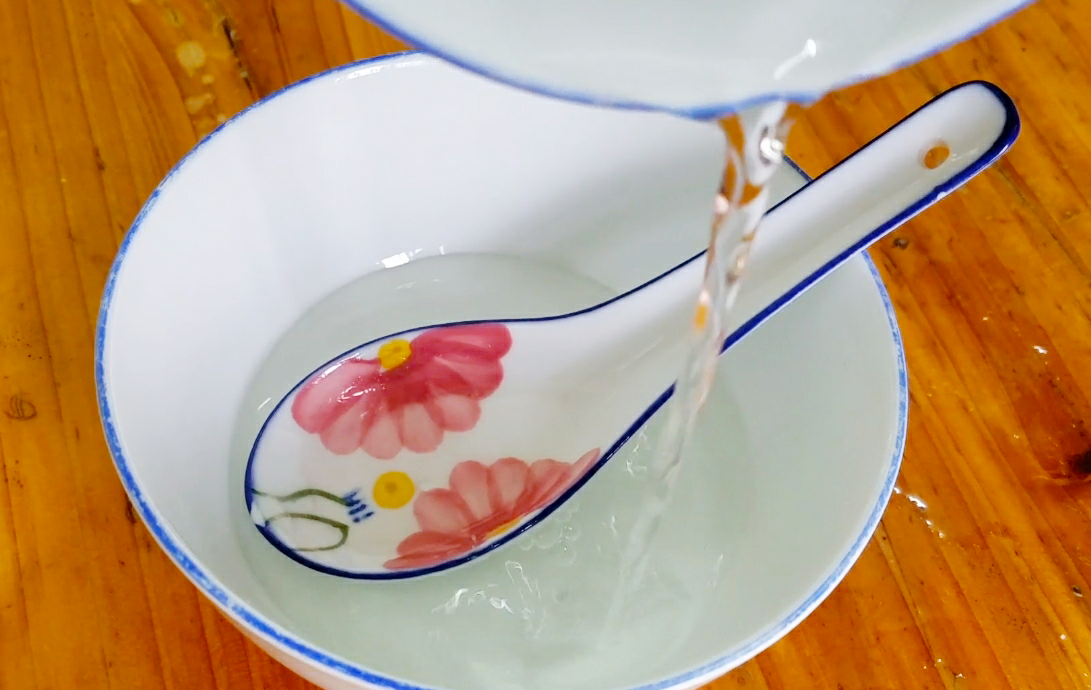 想吃豆腐不用出去買啦，教你在家做，用白醋點豆腐，一次就成功