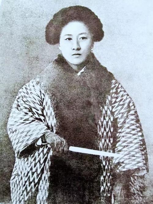 才女吕碧城，身边追求者众多，为何一生未嫁，后选择皈依佛门呢？