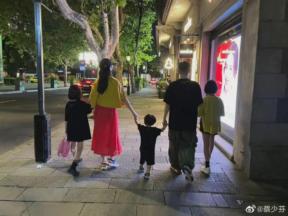 张晋蔡少芬一家过节，五人相拥合影好幸福，俩女儿大长腿吸睛