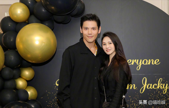 37岁郭碧婷产后暴瘦，素颜带娃脸颊凹陷，骨相美