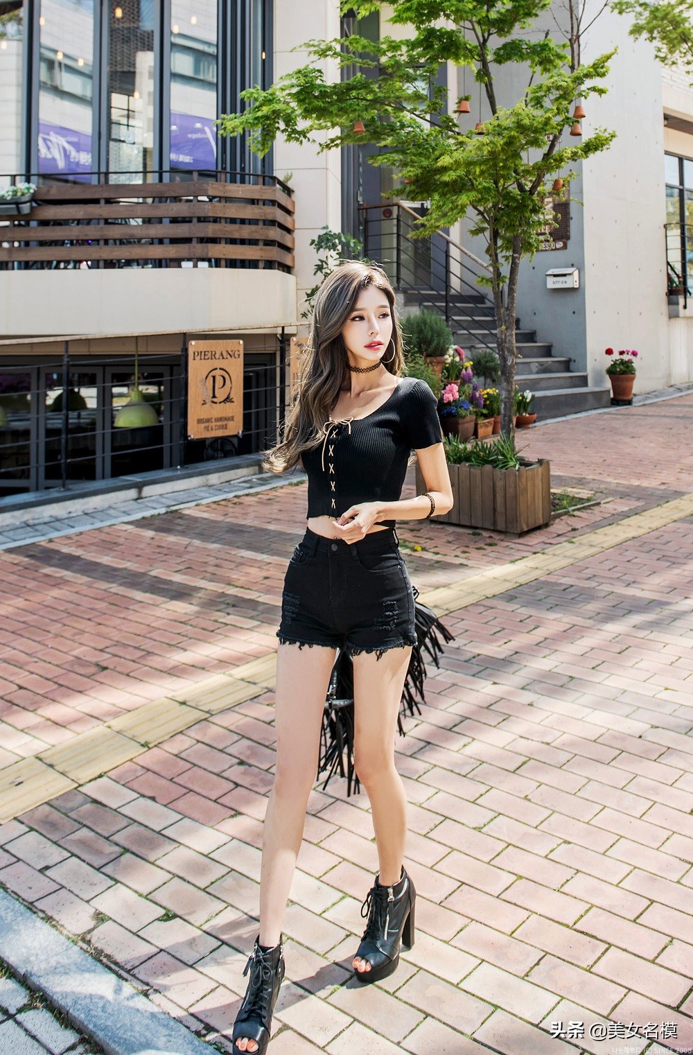 短款T卹牛仔短褲，輕鬆秀出小蠻腰