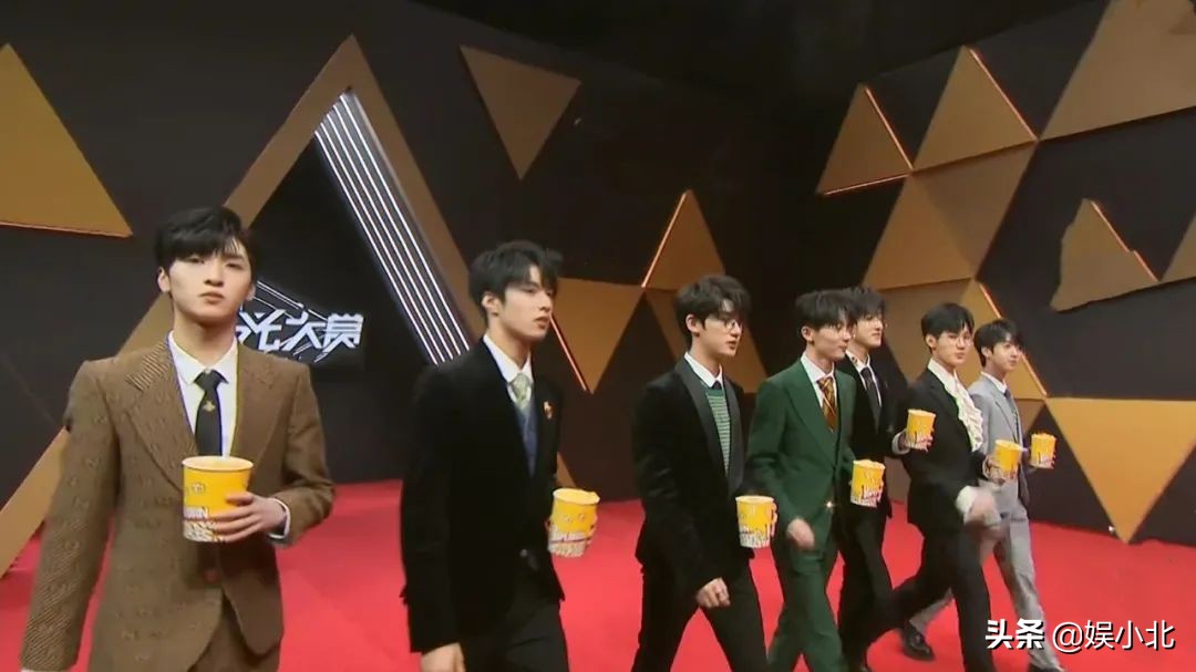 De Yunnan group appears on the stage to receive award, be born forcedly however unripe become group of mouth cross talk, fine number starlight enjoys interesting moment greatly