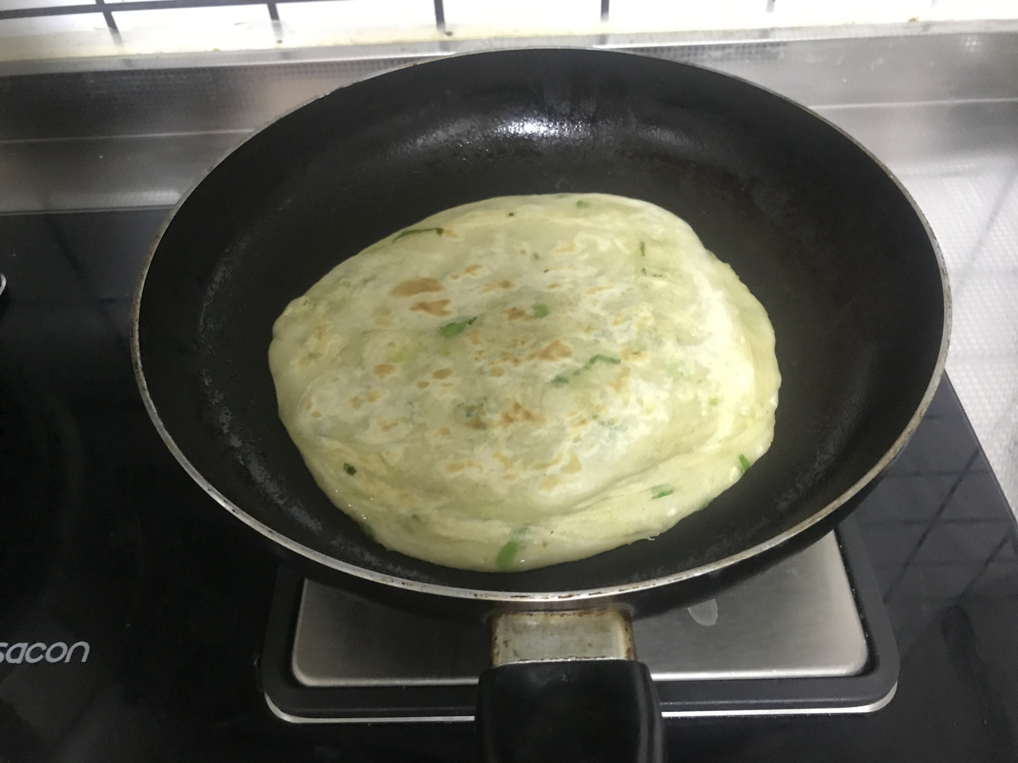 蔥花餅好吃的做法，一抻一卷，柔軟筋道，香酥多層，簡單還好吃