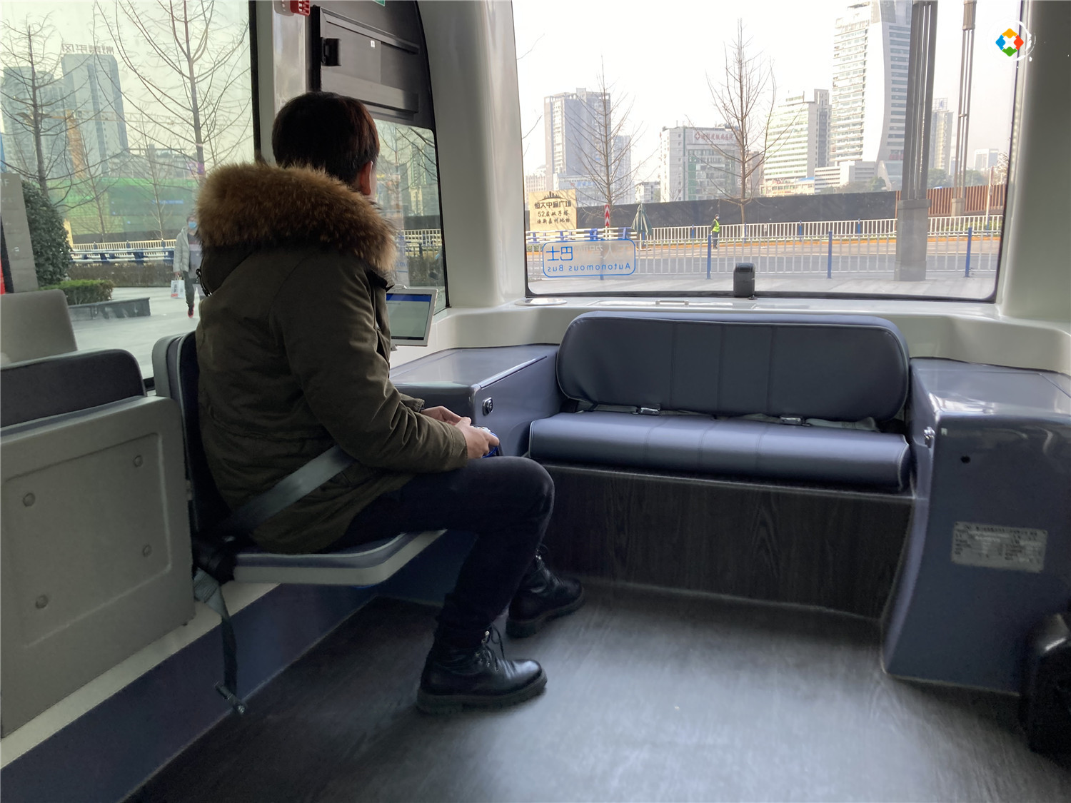 全球首个商圈无人车项目落地重庆，可乘坐14人，春节与大家见面