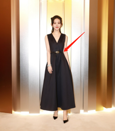 赵丽颖戴60万手镯现身商场！被十几个保镖包围，