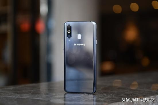 三星Galaxy A8s黑瞳全视屏 两千元档位旗舰手机