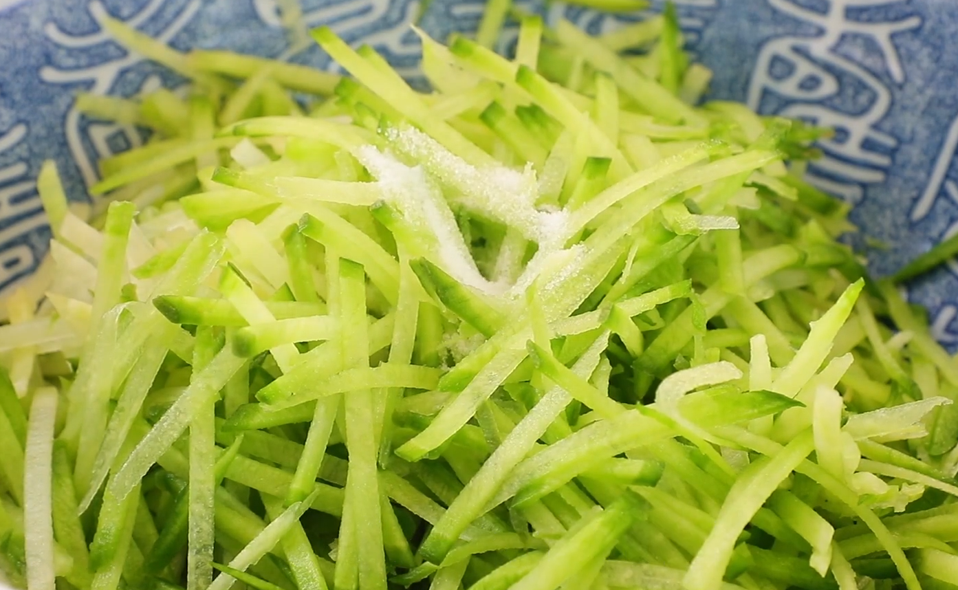 一個蘿蔔，兩個雞蛋，這樣做超好吃，皮薄大餡，香酥多汁比包子香