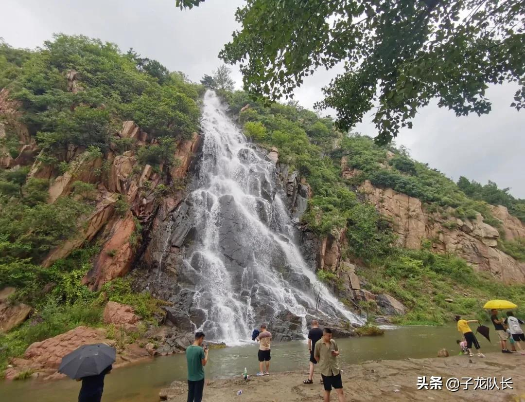 无门票，青山怀抱里的溪流瀑布，玩水摸鱼清凉一夏