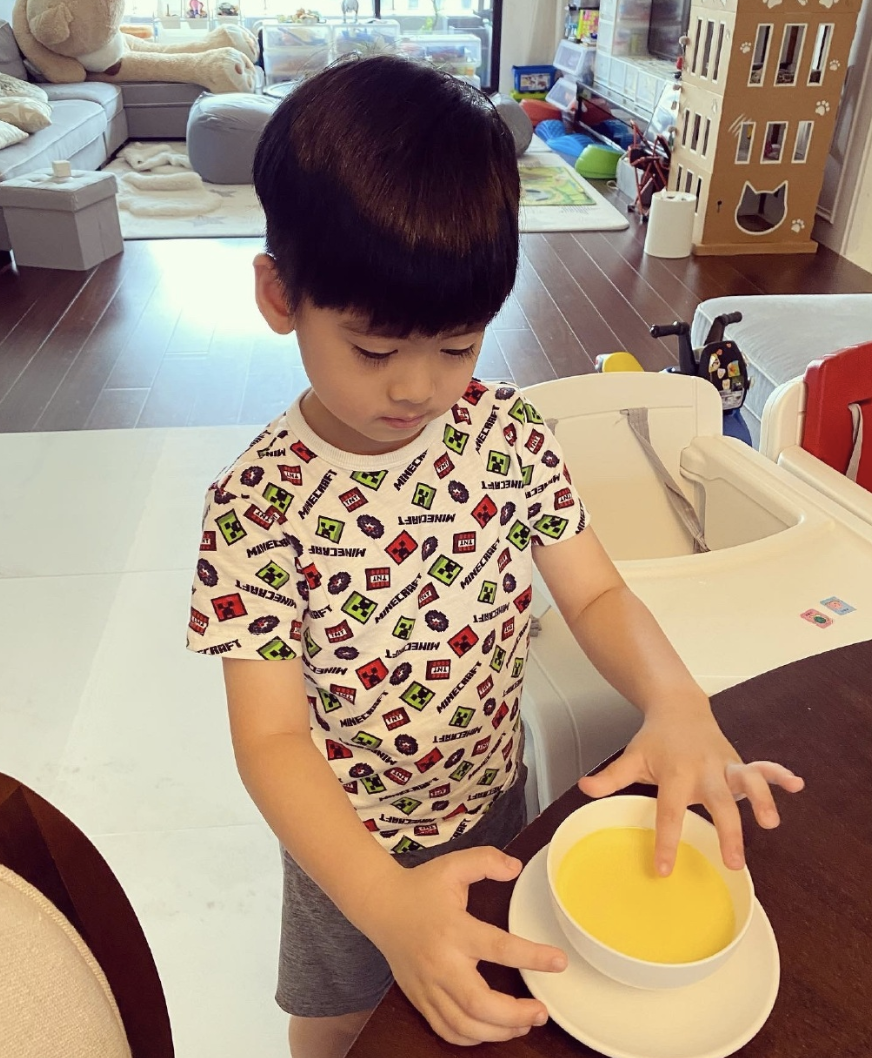 林志穎攜3個兒子手寫“加油”，助力台灣抗疫，正能量滿滿