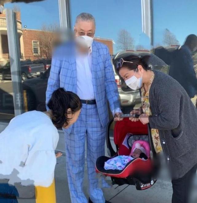 81岁刘诗昆携嫩妻及四个月大女儿回国，坐劳斯莱斯返家极其奢华