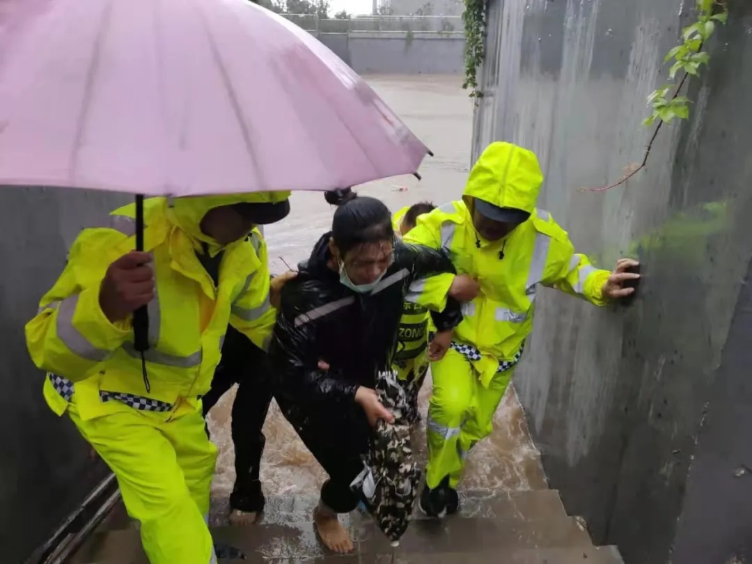 少些吐槽、抱怨！多为大雨中的“他们”点个赞吧